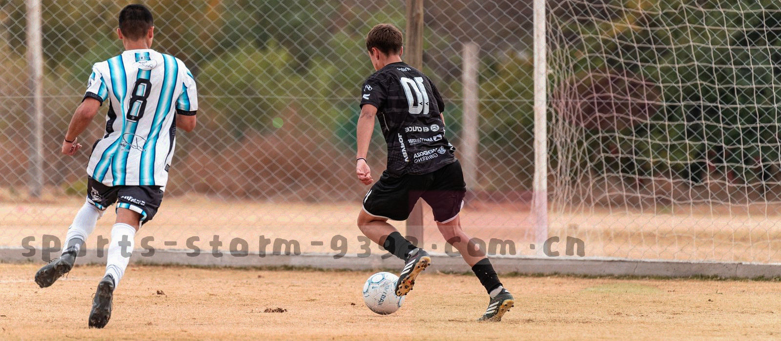 背光看台上的观众剪影，只保留轮廓与暖色灯光边缘